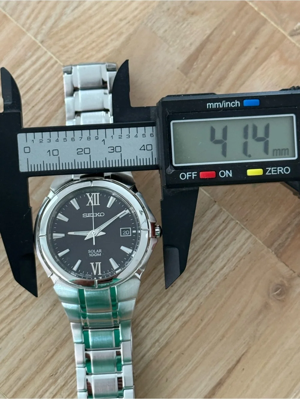 Seiko Solar Luxury Watch Black Dial Stainless Steel Bracelet Case Date Window